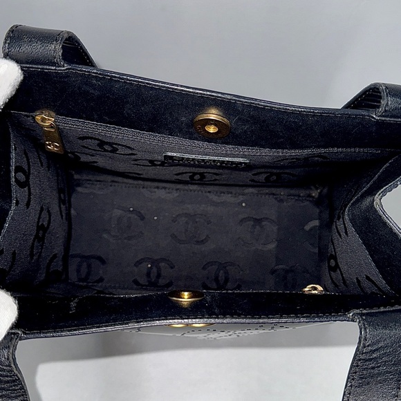 🔥SOLD🔥CHANEL Camelia Enamel Tote Bag - Picture 15 of 17